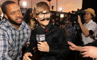 Wąsaty Bieber bawi się w reportera [VIDEO]
