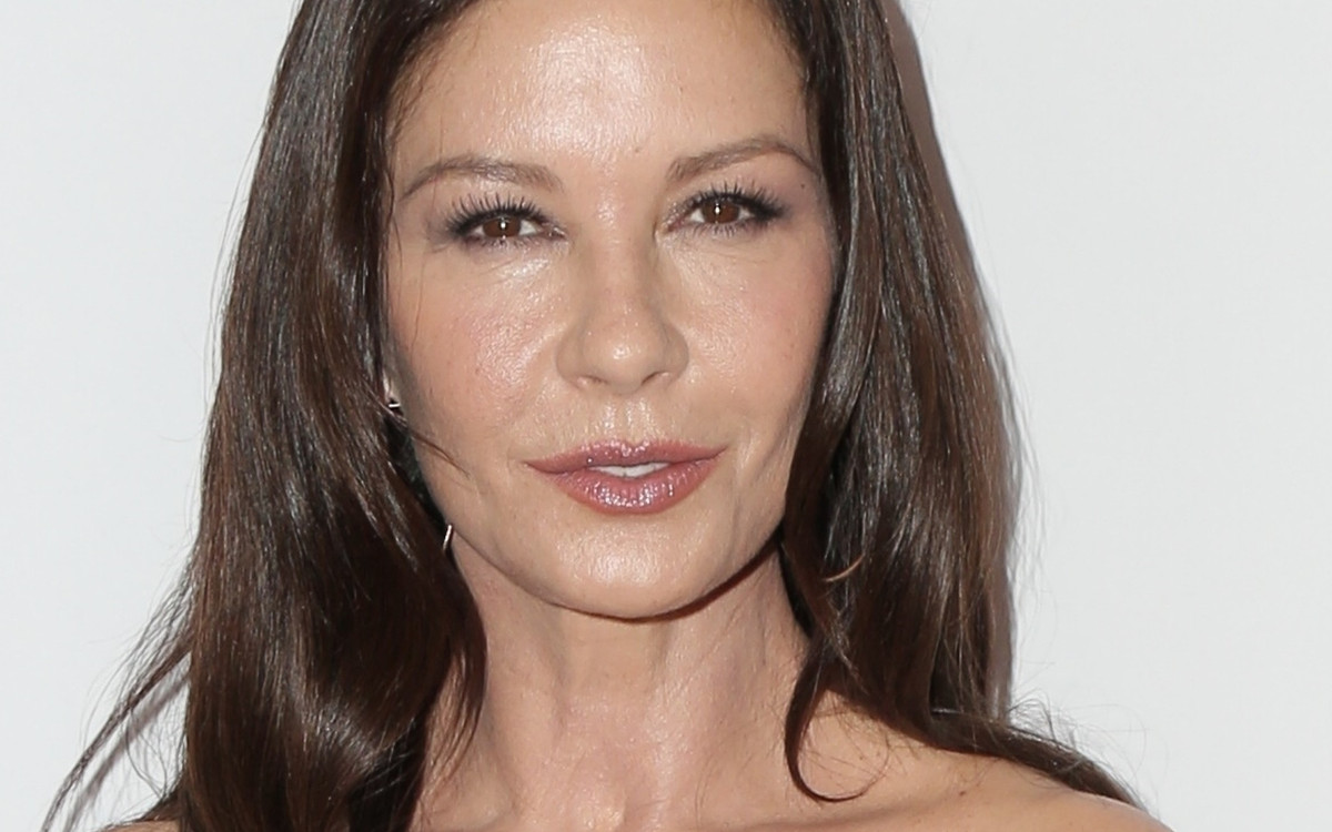 51-letnia Catherine Zeta-Jones ćwiczy jogę na jachcie