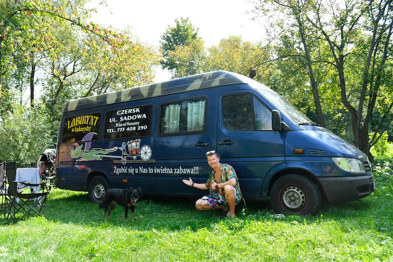 Bartosz Obuchowicz pochwalił się, jak spędza wakacje kamperem. Rzadko pokazuje się z rodziną