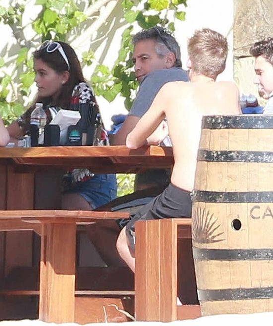 Amal i George Clooney z rodzinką Cindy Crawford na urlopie