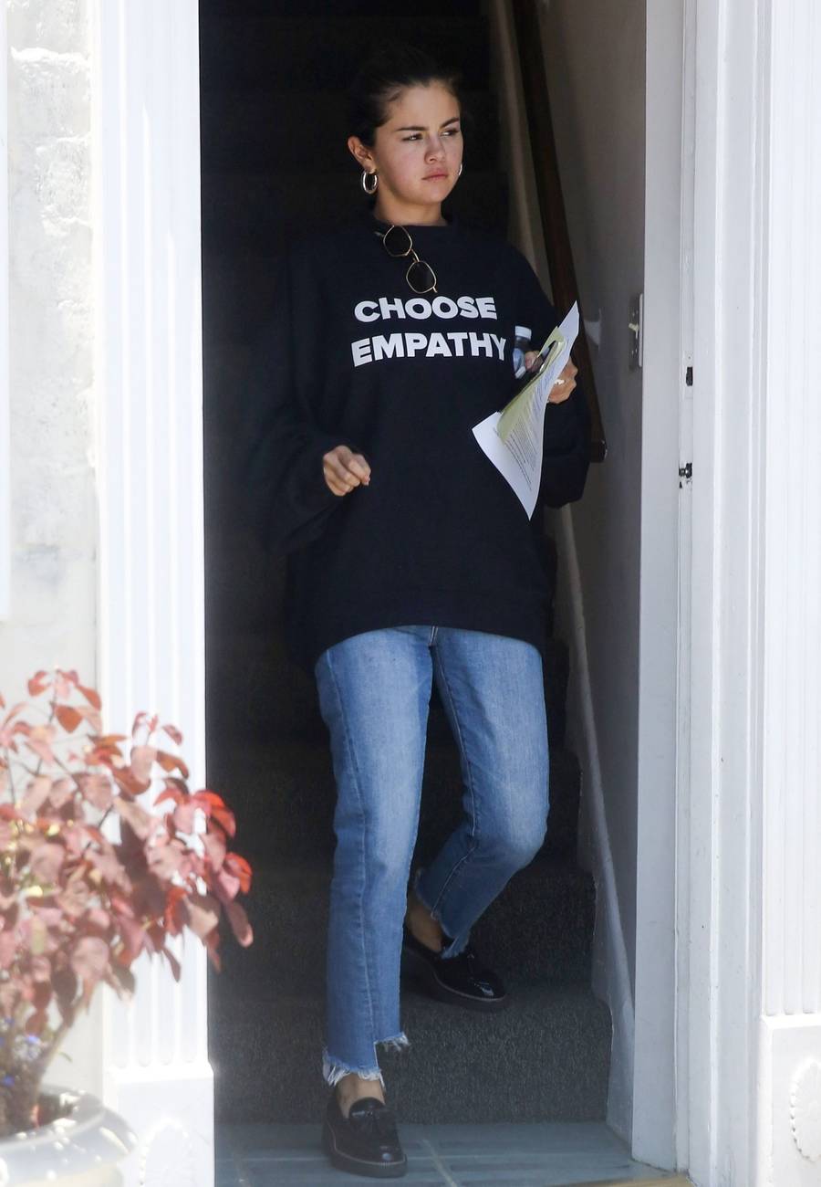 Selena Gomez BEZ MAKE UP’U i z niedbałą fryzurą (ZDJĘCIA)