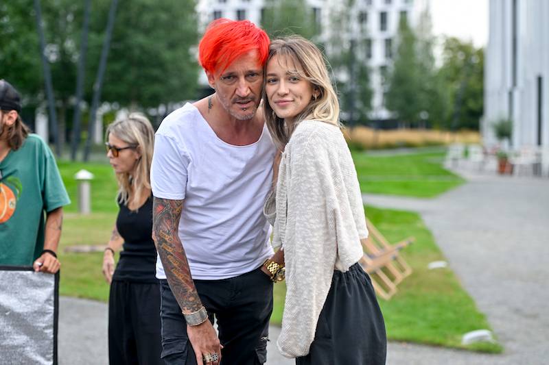 Xavier Wiśniewski zaangażował całą rodzinę do teledysku. Co tam się działo… (ZDJĘCIA)