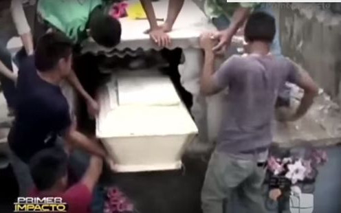 Szok! Ciężarna nastolatka obudziła się w grobie