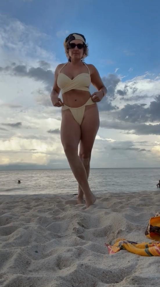 Maria Prokop kusi na plaży w kobiecym stroju kąpielowym, fot. Instagram