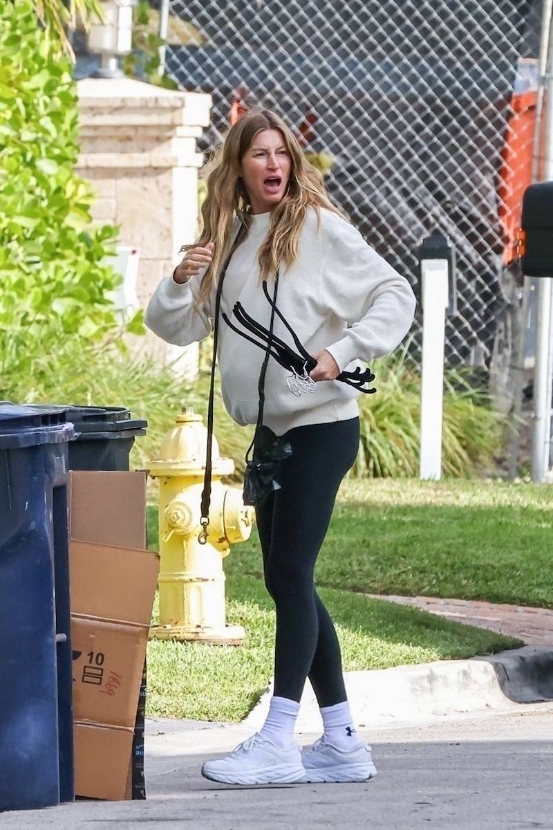 Ciężarna Gisele Bündchen na spacerze z psem. Brzuszek coraz większy!