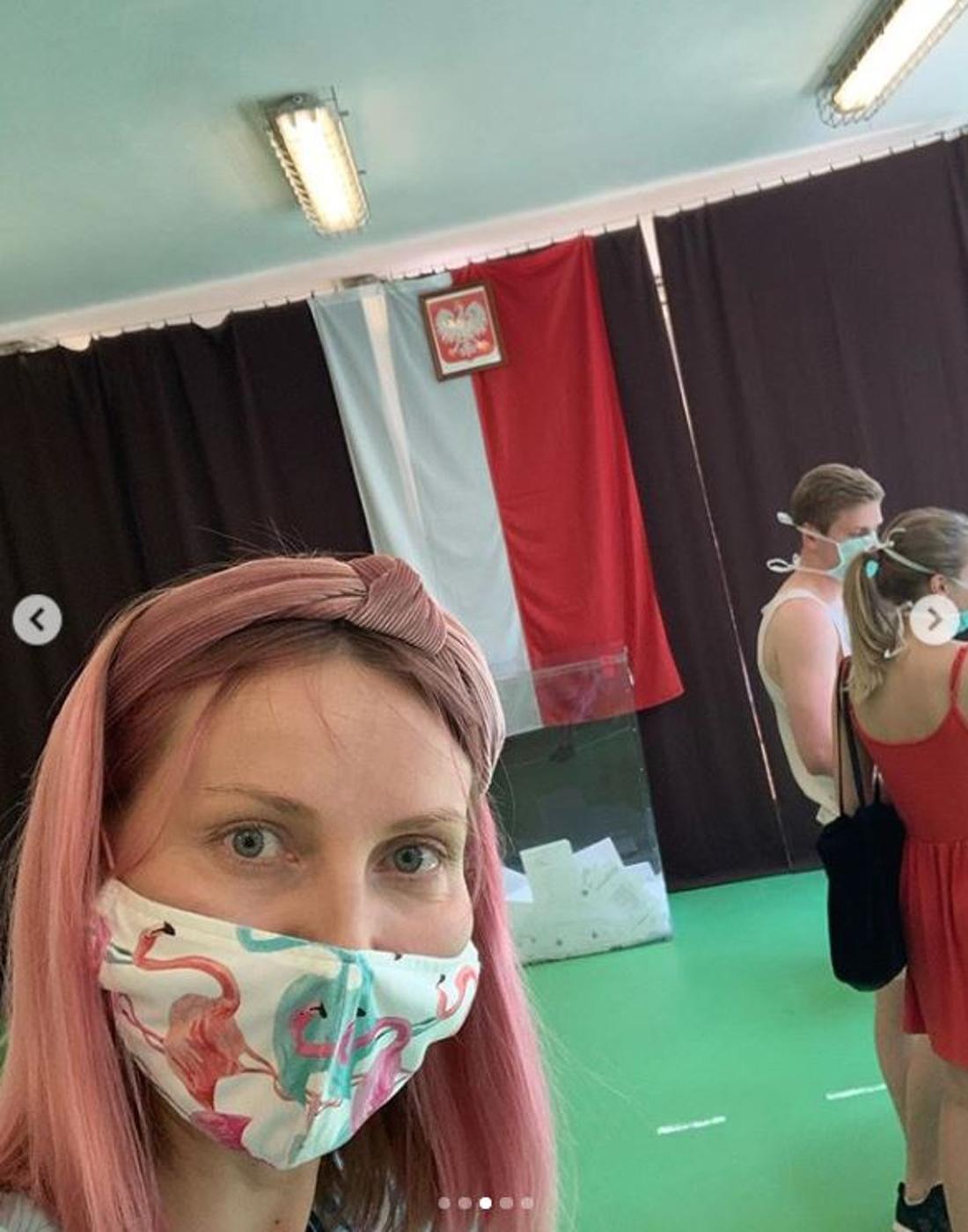 Joanna Moro w różowych włosach.