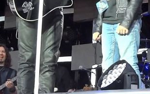 Bon Jovi zaśpiewał z fanem (VIDEO)