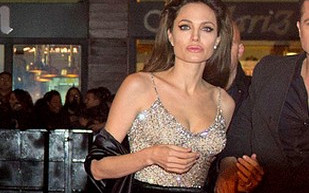 Dlaczego Angelina Jolie nosi tylko długie suknie?