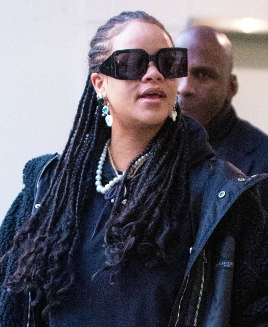 Rihanna w WIELKIM futrze i brokatowych butach – w roli głównej DRESY (ZDJĘCIA)