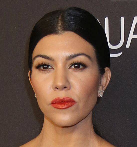 12 zdjęć, które ukazują, jak NAPRAWDĘ Kourtney Kardashian wygląda z bliska