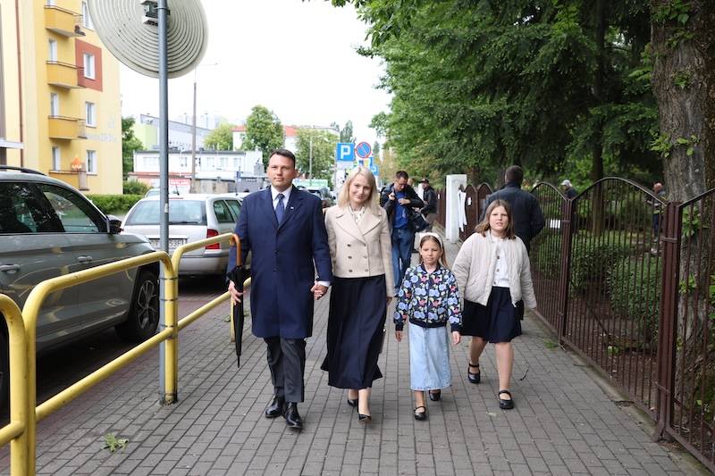 Wybory prezydenckie 2025. Trzaskowski z żoną, Tusk z żoną, a Kaczyński z obstawą pojawili się na głosowaniu