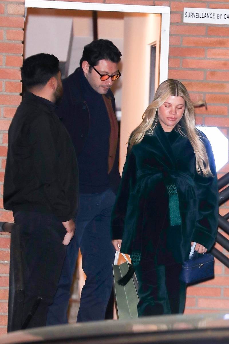 Ciężarna Sofia Richie w luksusowej kreacji opuszcza imprezę (ZDJĘCIA)