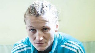 Iwona Guzowska w roli dresiary, katującej współwięźniarkę