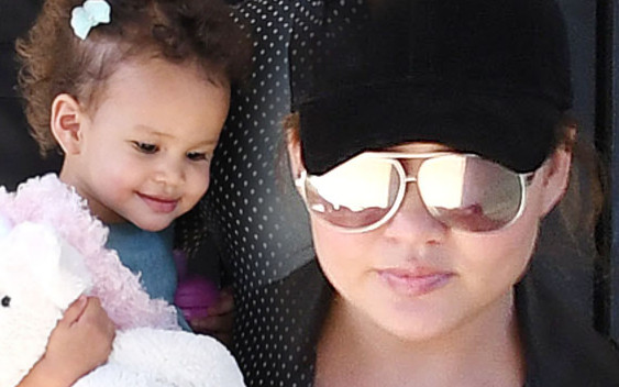 Gdzie się podział ciążowy brzuszek Chrissy Teigen?!