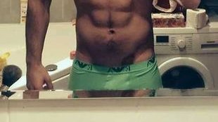 Chwali się na FB, że zrobił masę z papierem toaletowym w tle