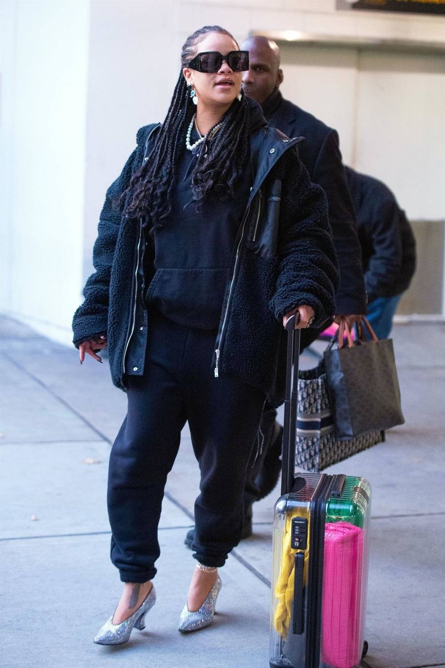 Rihanna w WIELKIM futrze i brokatowych butach – w roli głównej DRESY (ZDJĘCIA)