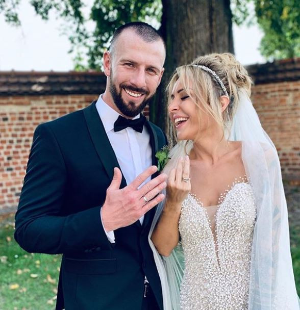 Tak! Nie powinna tak żartować ze swoich fanów...