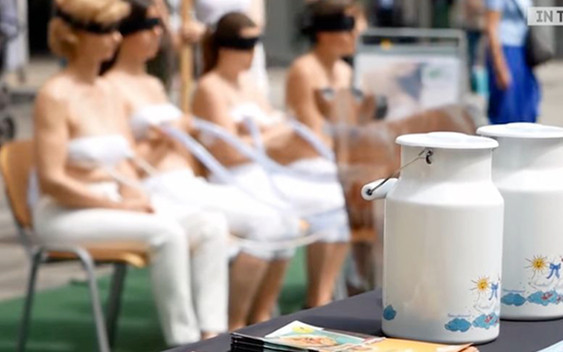 Wegańskie aktywistki protestują przeciwko DOJENIU krów… robiąc TO (VIDEO)