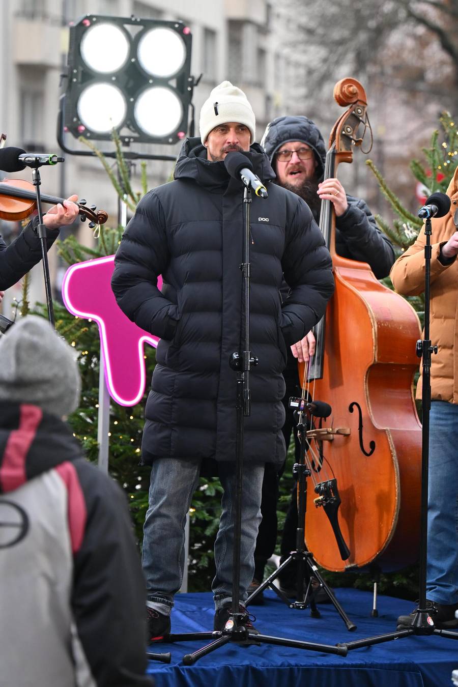 Tłumy gwiazd w DDTVN. Edyta Pazura w wypasionym porsche, Steczkowska z synem…