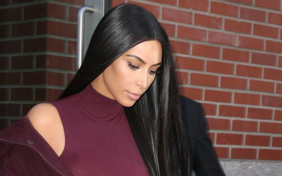 Bez futra i BEZ BIUSTONOSZA – Kim Kardashian walczy o Twoją uwagę (ZDJĘCIA)