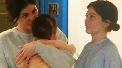 Kylie Jenner przyłapana ze Stormi, gdy wracała z zakupów – odsłoniła brzuch! Powrócą plotki o ciąży?