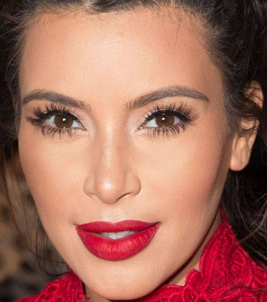 Twarz Kim Kardashian z BARDZO BLISKA