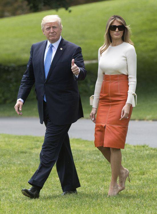 Oto odpowiedź! Dlaczego Melania Trump nie chciała złapać męża za rękę?