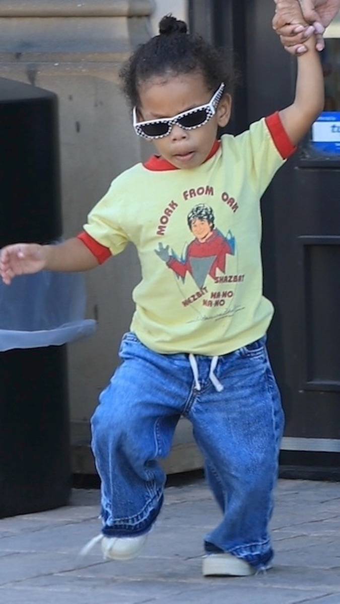 Rihanna na zakupach szkolnych z A$AP Rockym i synami. Trzecie dziecko w drodze! (PAPARAZZI)