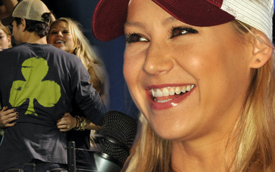 Iglesias i Kournikova wybudowali 5-metrowy mur wokół swej posiadłości