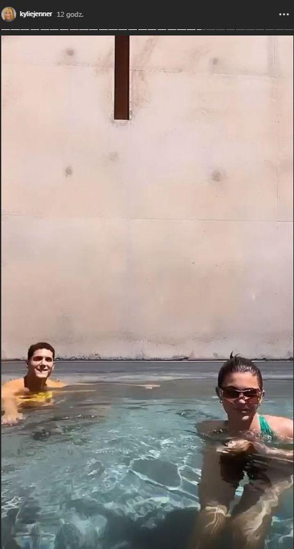 Kylie i Fai na basenie