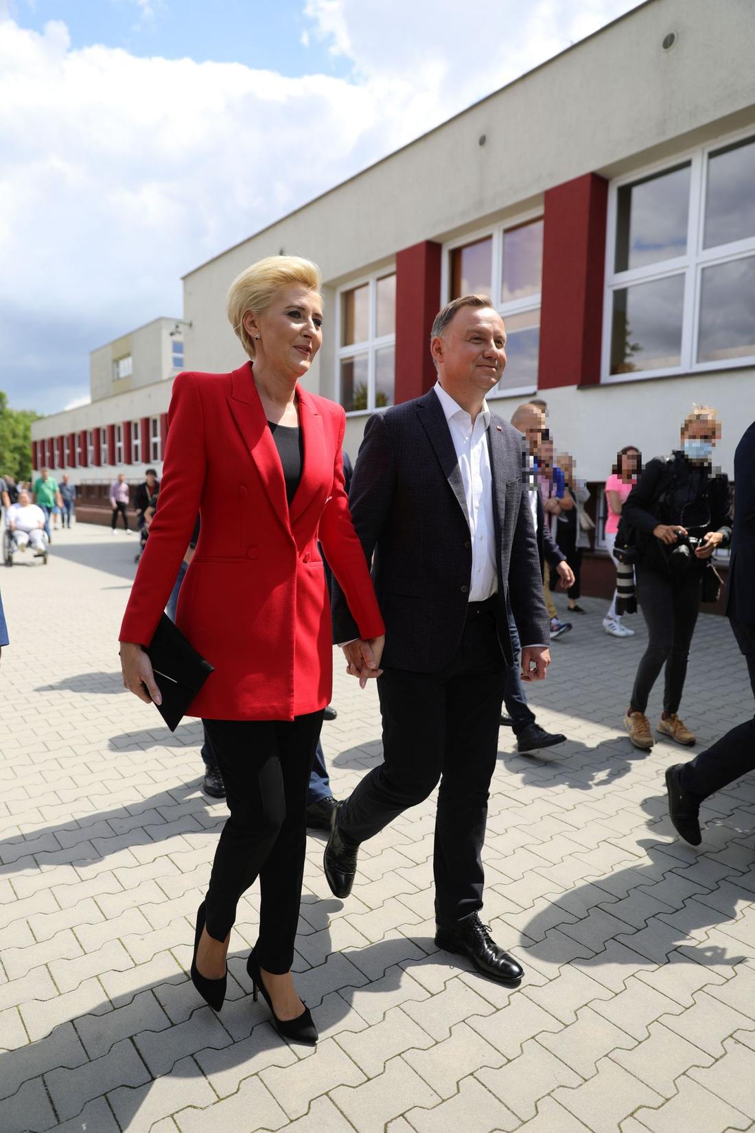 Andrzej i Agata Duda w lokalu wyborczym