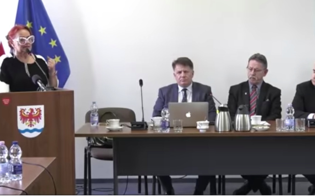 Ta wypowiedź przejdzie do historii! Dyrektorka sanepidu uspokaja: “Nie całujcie się z nikim, kto nie jest mężem”