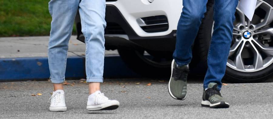 Załamany Ashton Kutcher z WĄSEM – na spacerze z Milą Kunis