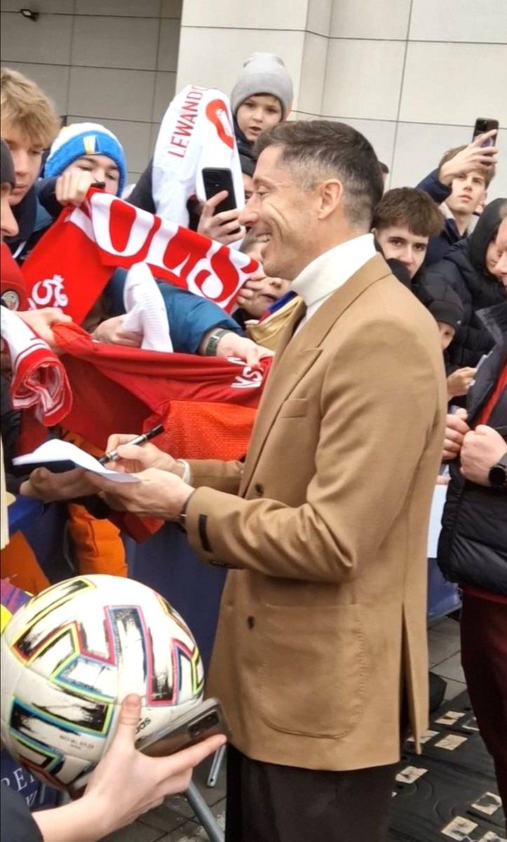 Aż trudno uwierzyć, co Lewandowski zrobił na lotnisku! Tego się nikt nie spodziewał
