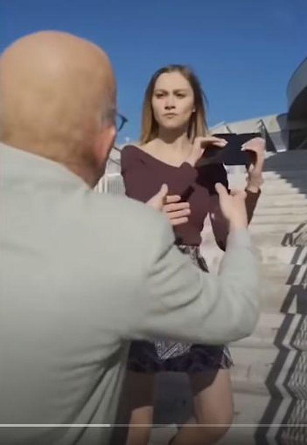 LG kasuje reklamę staruszka kręcącego telefonem nogi dziewczyny i przeprasza