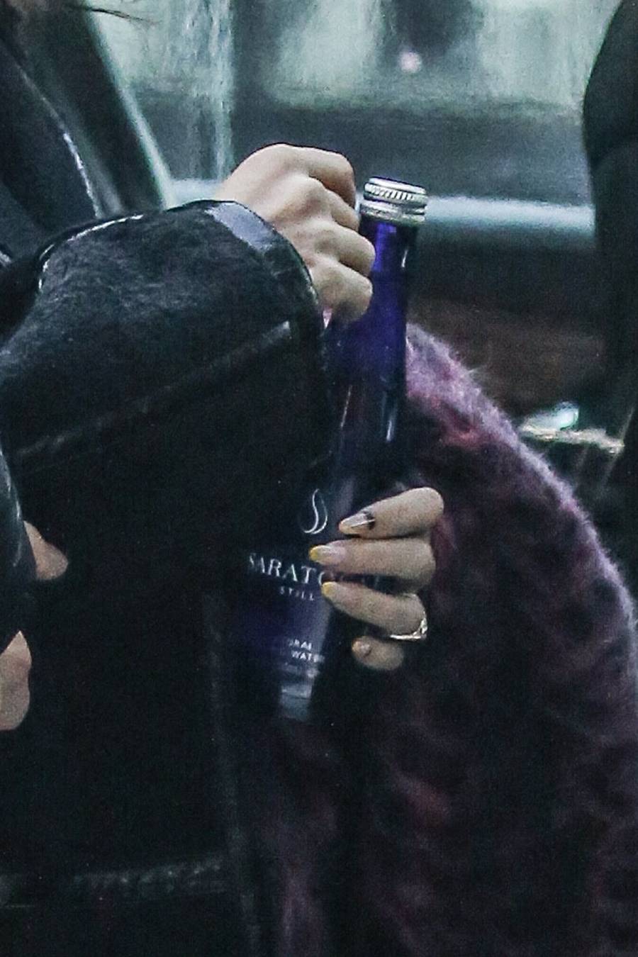 Megan Fox z pierścionkiem na palcu.