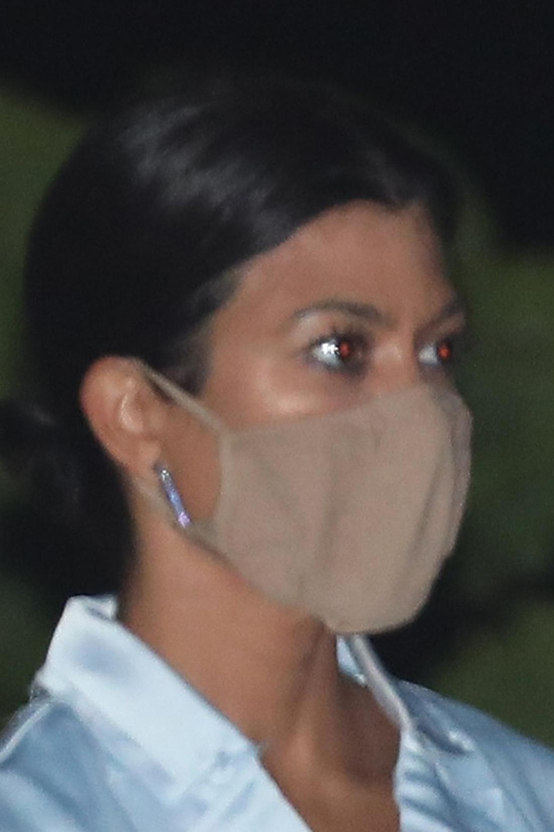 Kourtney Kardashian na kolacji z przyjaciółmi.