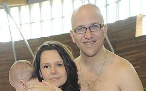 Vito Casetti uczy synka pływać (FOTO)