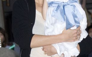 Suri Cruise uczy się jogi