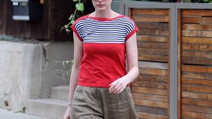 Anne Hathaway pożyczyła spodnie od wielkiego faceta? (FOTO)