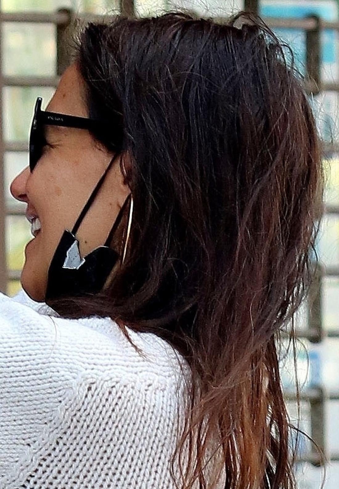 Katie Holmes jak zakochana nastolatka - całuje się z chłopakiem. Szczęśliwa Katie Holmes.