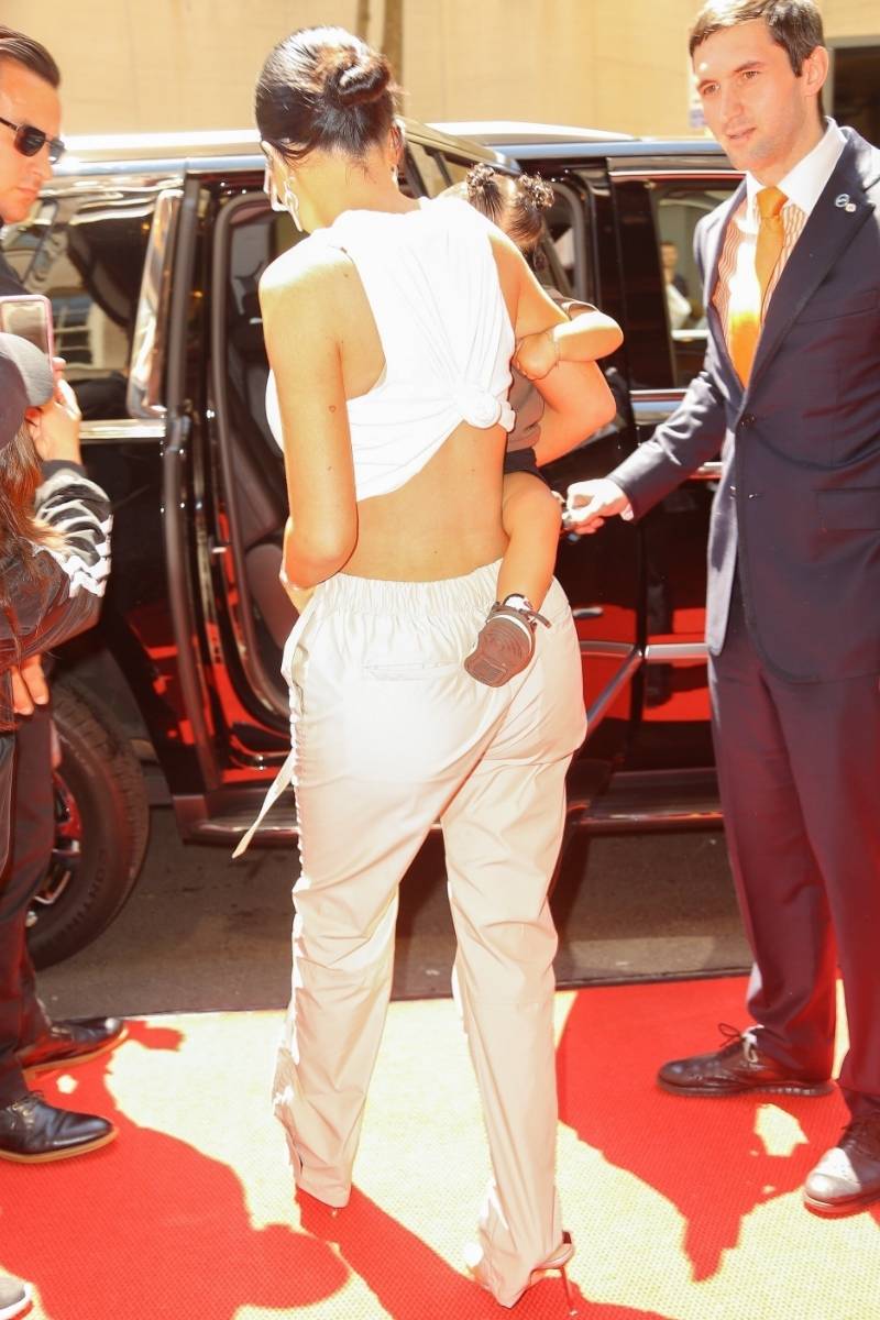 Kylie Jenner wychodzi z samolotu ze Stormi na rękach