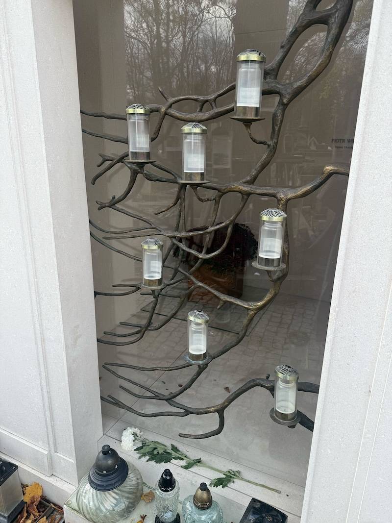 Miliony na koncie, a na grób aż smutno patrzeć. Pomnik Woźniaka-Starka zapomniany na Powązkach