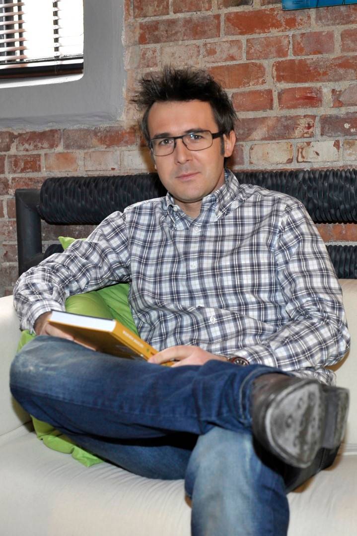 Jak wyglądał Maciej Kurzajewski zanim rozkochał w sobie Kasię Cichopek? Przeszedł glow-up!