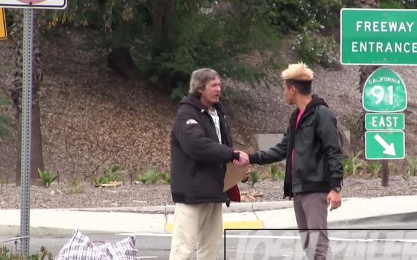 Ten bezdomny dostał 100$. To zaskakujące, na co je wydał