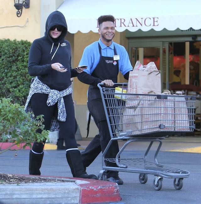 Khloe Kardashian w dresie i pełnym makijażu