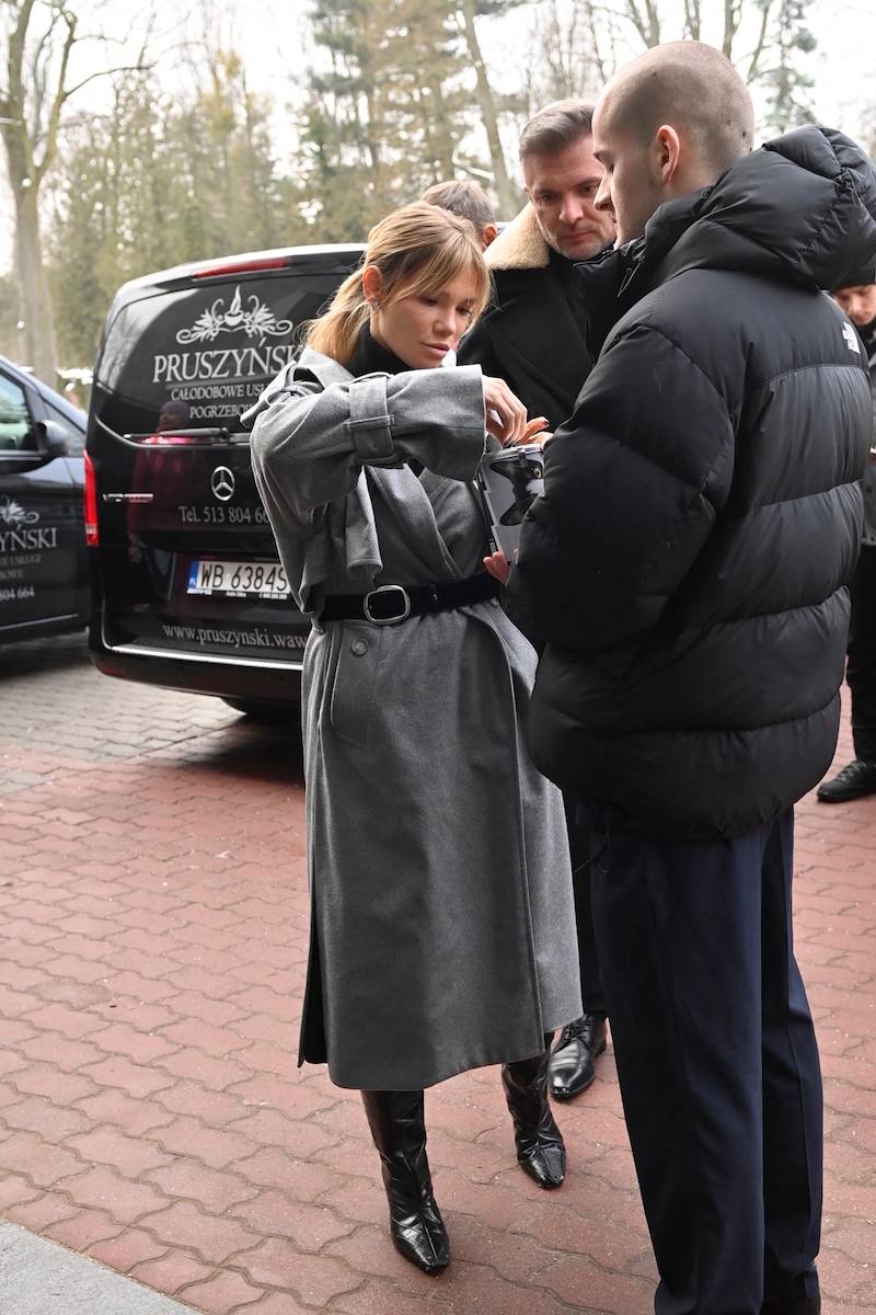 Pogrzeb Janusza Majewskiego. Przyjaciele żegnają: Marek Kondrat, Sonia i Maja Bohosiewicz, Paweł Deląg…