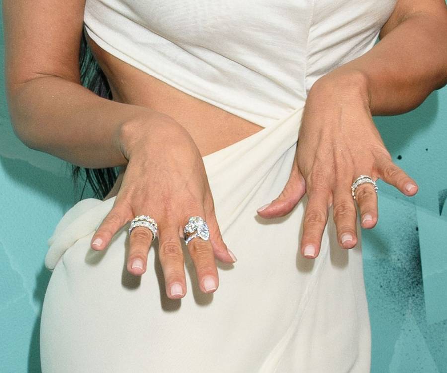 Co się dzieje z twarzą Kim Kardashian?