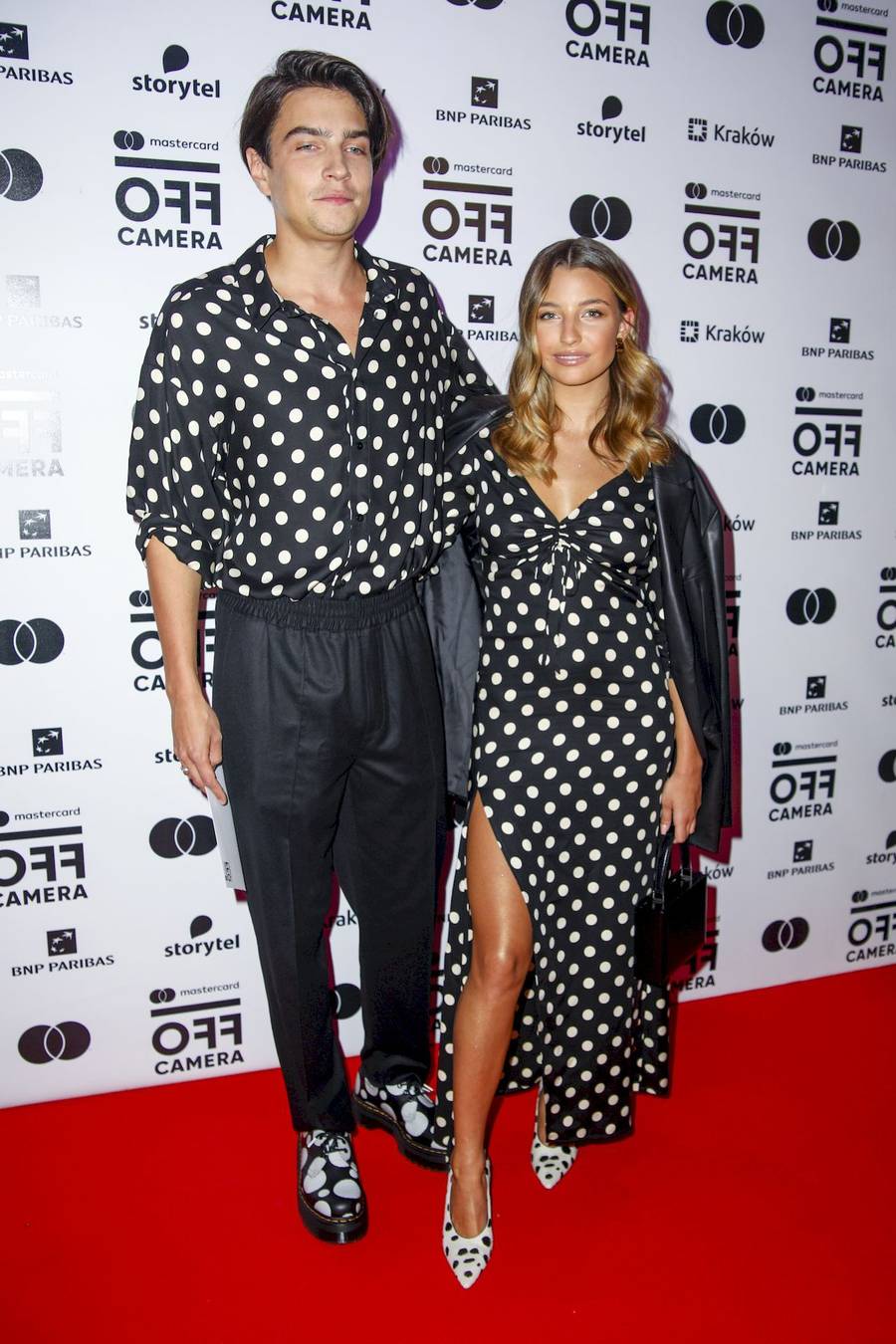 Mastercard Off Camera: Wieniawa i Rozbicki w bliźniaczych stylizacjach, Julia Kamińska, Boczarska z Banasiukiem (ZDJĘCIA)