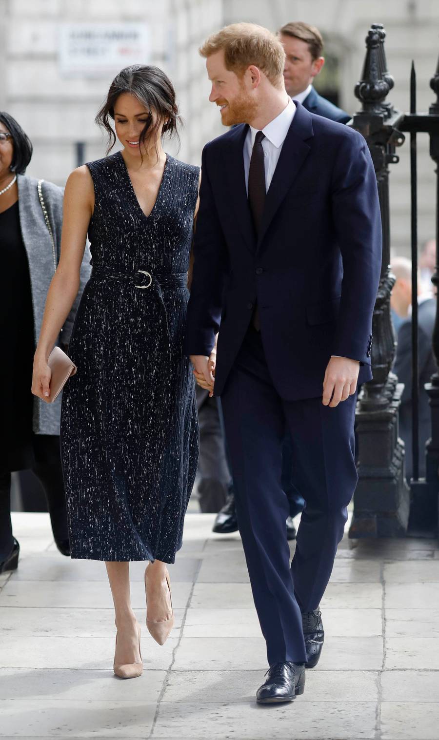 Dlaczego Meghan Markle nosi ZA DUŻE buty?